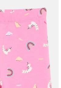 Ροζ ύφασμα με παιχνιδιάρικα μοτίβα λάμας, ουράνιου τόξου και σύννεφων, με το κείμενο «YAY!» διασκορπισμένο σε όλο το ύφασμα.