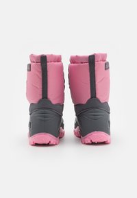 Ροζ και γκρι χειμωνιάτικα μποτάκια με μαλακή κορυφή, υφασμάτινη και ελαστική σόλα, και θηλιά. Διαθέτουν μείγμα υφασμάτων και ελαστικών υλικών.