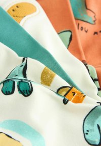 Baumwollstoff mit einer Kombination aus Petrol, Mint, Orange und Weiß, verziert mit spielerischen Cartoon-Mustern, glatter Textur und lebhaften Akzenten.