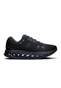 Chaussure de sport noire avec un dessus en mesh respirant, bout arrondi et une semelle épaisse en mousse dotée d'ouvertures distinctives pour un meilleur amorti.