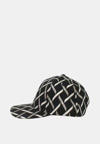 Cappello nero con un motivo tessuto di strisce argento e bianche. Il tessuto ha una finitura strutturata, con un visiera curva e fori di ventilazione.