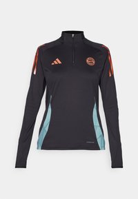 Svart langermet treningsskjorte med halv glidelås, oransje detaljer og blå geometriske sidestykker. Adidas-logo på brystet. AEROREADY-merke nederst.