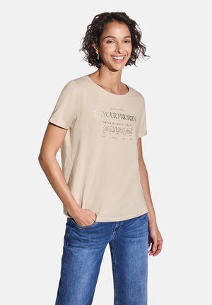 MIT FOLIEN-WORDING - Print T-shirt - beige
