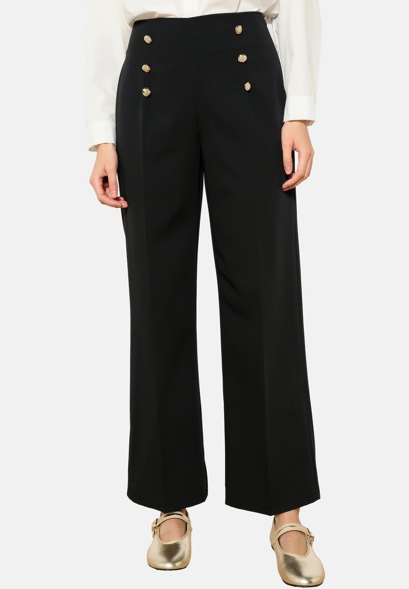 Črne široke hlače z visokim pasom, ki imajo zlate gumbe na sprednji strani. Gladka tkanina z strukturiranim dizajnom.