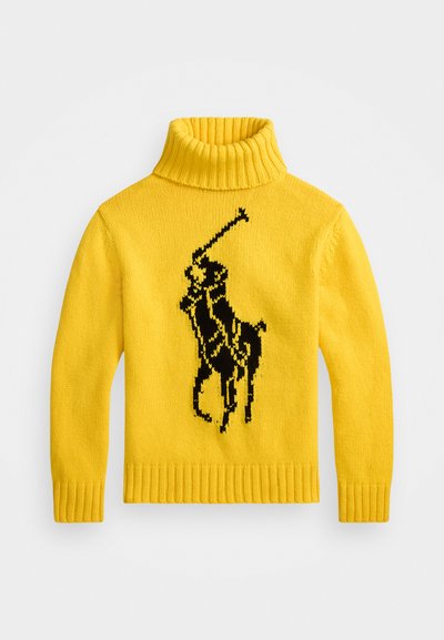 Żółty sweter typu golf z dzianiny, z wyraźnym wzorem czarnego gracza polo, z prążkowanym wykończeniem przy szyi i dolnym brzegu.