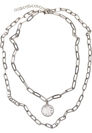 Collier en chaîne argentée avec des maillons allongés et un pendentif circulaire gravé du mot "AMOUR", avec un bord texturé.