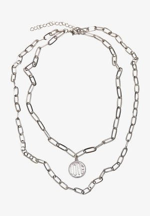 Ezüst láncnyaklánc megnyúlt linkekkel és egy kör alakú medállal, amelyen a "SZERELEM" szó van gravírozva, texturált kerettel.