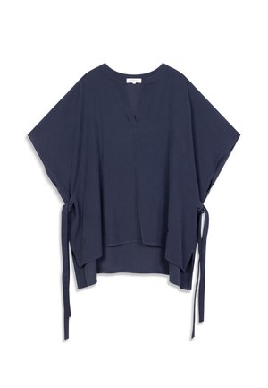 Tmavomodrý top z mäkkej látky s výstrihom do V, krátkymi širokými rukávmi a viazacími detailmi na bokoch pre nastaviteľné prispôsobenie.