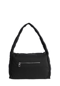 Bolso rectangular negro con correa acolchada y bolsillo con cremallera en el frente sobre fondo blanco.