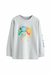 Světle šedé tričko s dlouhým rukávem s multicolor grafikou herního ovladače, doplněné skvrnami, a textem "247" uprostřed.