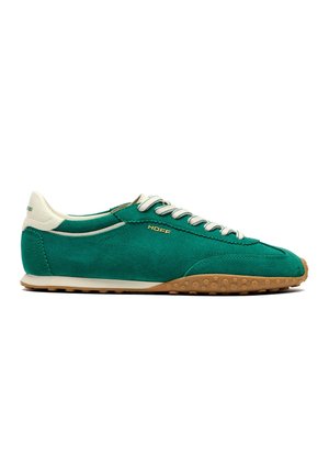 Grüner Wildleder-Low-Top-Sneaker mit weißen Schnürsenkeln, weißem Fersenriemen, beiger Sohle und "HOFF"-Branding an der Seite.