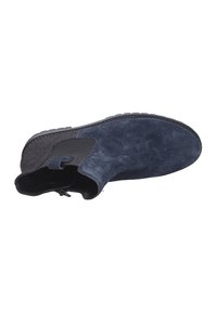 Marineblauwe suede enkellaars met elastische zijpaneel, gestructureerde zwarte accenten, ronde neus en een stevige rubberen zool.