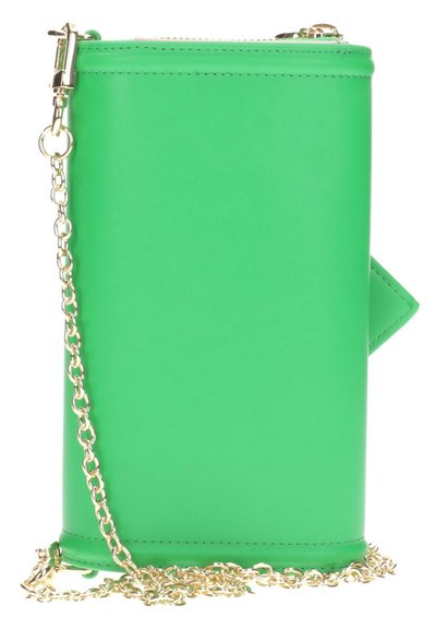 Groene faux leren schoudertas met een gouden schakelsluiting. Het heeft een gestructureerde vorm en een ritsopening aan de bovenkant.