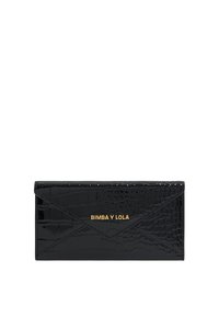 Cartera de piel sintética negra con estampado de cocodrilo, de forma de sobre, que presenta un logotipo de la marca en dorado. Textura suave con un acabado brillante.