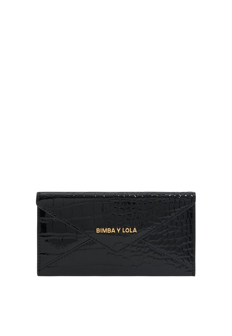 Cartera de piel sintética negra con estampado de cocodrilo, de forma de sobre, que presenta un logotipo de la marca en dorado. Textura suave con un acabado brillante.