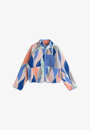 Bunte Fleecejacke mit abstrakten wellenförmigen Mustern in Blau, Pink, Pfirsich und Grau, mit Frontreißverschluss und Brusttasche mit Reißverschluss.