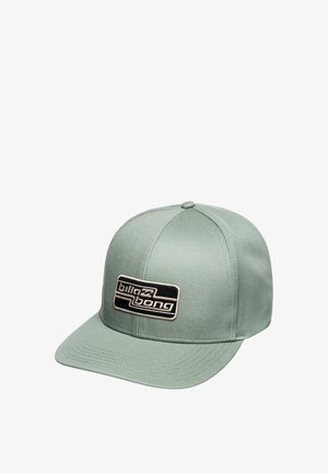 Cappello di tessuto verde chiaro, con un patch rettangolare nero che presenta il logo "Billabong". Forma strutturata con visiera piatta.