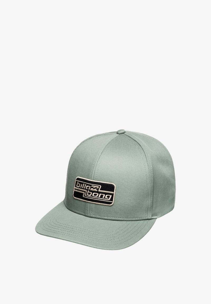 Kappe aus hellgrünem Stoff mit einem schwarzen rechteckigen Patch, auf dem das "Billabong"-Logo zu sehen ist. Strukturierte Form mit einem flachen Schirm.