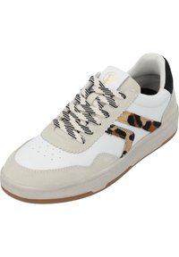 Weiße und beigefarbene Sneaker mit einem Obermaterial aus strukturiertem Wildleder und glattem Leder, schwarzen und beigen gemusterten Akzenten sowie einer strukturierten Gummisohle.