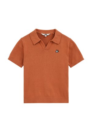 Polo de punto naranja óxido de manga corta con cuello, apertura en V, puños y dobladillo acanalados, y pequeño logo de pájaro en el pecho izquierdo.