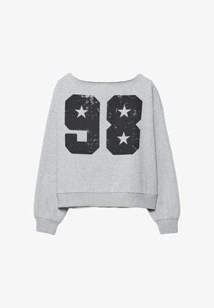Šedý zkrácený svetr s černým opotřebovaným potiskem obsahujícím číslo "98" a dvě černé hvězdy na zadní straně. Dlouhé rukávy, ležérní design.