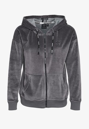 Sudadera gris con cremallera hecha de un suave material de forro polar. Presenta una capucha, bolsillos frontales y cordones negros con acentos de logo en el pecho.