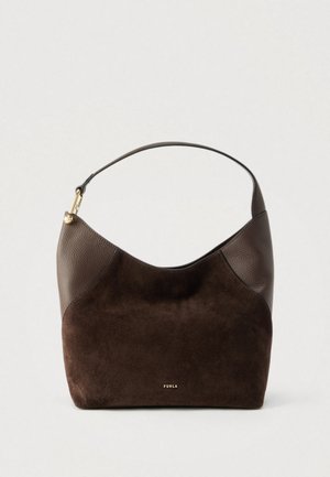 Borsa a mano in pelle e suede marrone con forma curva, manico superiore singolo e dettagli in oro. Presenta una superficie strutturata e un logo discreto.