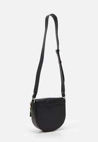 Borsa a tracolla in pelle nera dalla forma arrotondata, con tracolla regolabile e dettagli trapuntati sulla patta anteriore. Accessori in metallo color oro.