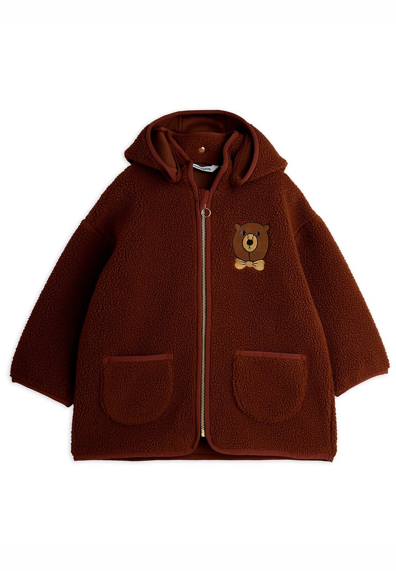 Veste polaire marron pour tout-petit avec capuche, fermeture éclair devant, deux poches et visage d’ours brodé avec un nœud papillon sur la poitrine.