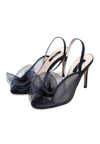 Slingback heels warna biru navy dengan atas bahan jala transparan, ujung bulat, dan aksen bunga kain. Tumit ramping dan desain tali belakang yang minimalis.