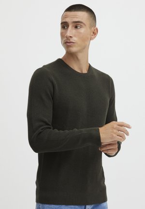 Dunkelgrüner gerippter Pullover mit rundem Halsausschnitt und langen Ärmeln, der ein strukturiertes Strickmuster und eng anliegende Bündchen aufweist.
