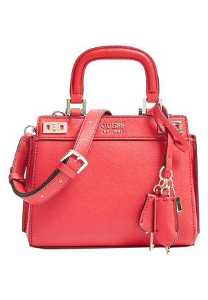 Sac à main rouge Guess avec poignée supérieure, bandoulière ajustable, logo à l'avant et deux breloques attachées en forme de clé.