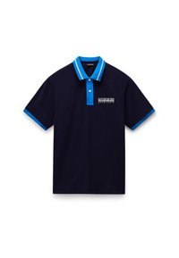 Marineblå polo skjorte med blå krage og ermelige accenter. Har en logo detalj på venstre side. Laget av pustende stoff, med korte ermer.
