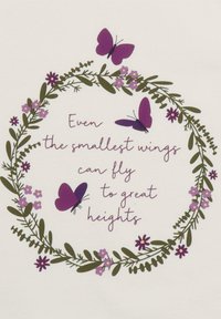 Weißer Hintergrund mit einem kreisförmigen Blumengebinde-Design, das grüne Blätter und lila Blumen zeigt. Drei lila Schmetterlinge sind um den Text positioniert: "Selbst die kleinsten Flügel können große Höhen erreichen."