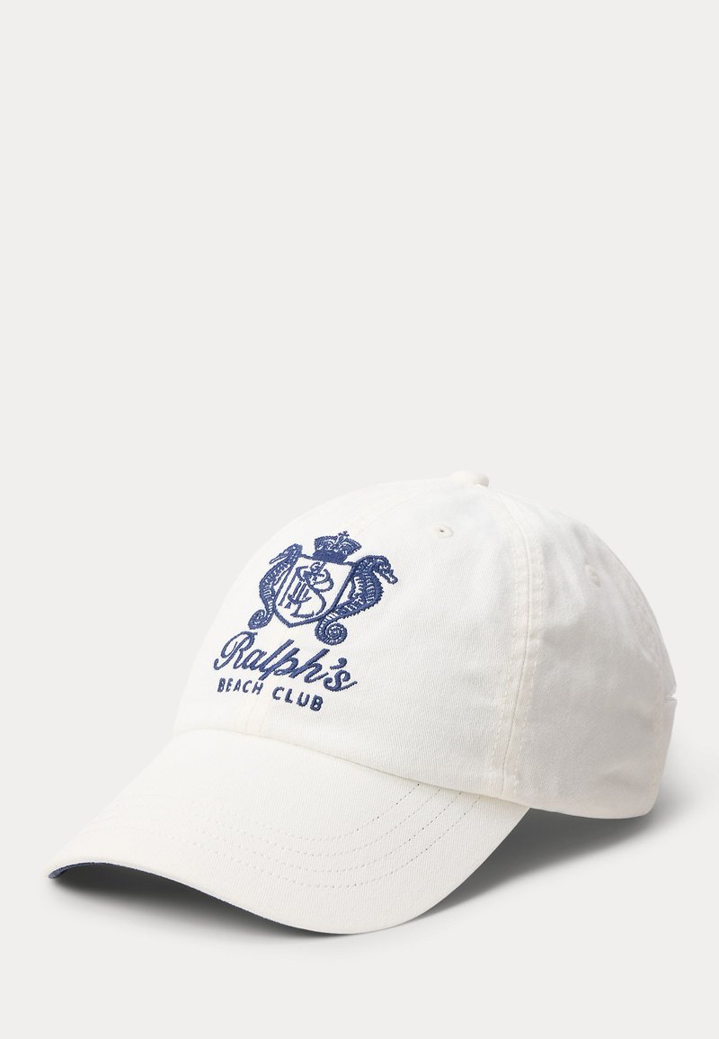 Casquette de baseball blanche avec un blason brodé bleu avec deux hippocampes et le texte "Ralph's Beach Club" à l'avant.