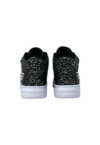 Sneakers neri con una texture scintillante e suole bianche. Il tallone presenta un design luccicante, aggiungendo interesse visivo alla calzatura.