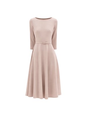 Abito midi beige con maniche tre quarti, cintura aderente in vita, scollo rotondo e gonna svasata su sfondo bianco semplice.