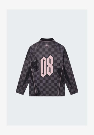 Langarm zwart-grijs geruit jasje met grote roze "08" op de achterkant, subtiel chilipeperpatroon en roze bies langs de zijkanten.