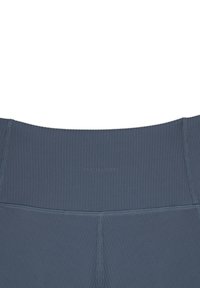 Donkerblauwe ribstof, die de tailleband van de leggings vormt. Bevat subtiele naaddetails en verheven tekst "CHELSEA PEERS."