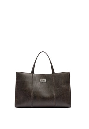 Ciemnobrązowa skórzana torba typu tote z dwoma uchwytami i małą prostokątną srebrną klamrą na środku z przodu.