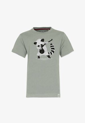 Lysegrøn bomulds T-shirt med et sort-hvidt vaskebjørn grafisk design i en legesyg position, korte ærmer og rund halsudskæring.