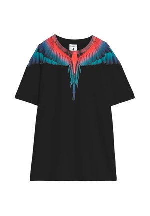 T-shirt nera a maniche corte con un design colorato di ali d'uccello rosse, blu e turchesi che si estende lungo la scollatura e le spalle.