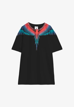 T-shirt nera a maniche corte con un design colorato di ali d'uccello rosse, blu e turchesi che si estende lungo la scollatura e le spalle.