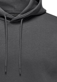 Donkergrijze hoodie met een zachte textuur, voorzien van een grote capuchon, verstelbare koordjes en een kangoeroezak aan de voorkant.