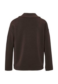 Pull long à manches longues marron foncé avec une coupe ample et un petit col montant, présenté de dos sur fond blanc.