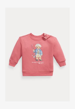 Sweat-shirt rose à manches longues pour tout-petit avec une épaule boutonnée et un motif représentant un ours tenant une canne à pêche, vêtu de vêtements d'extérieur décontractés.