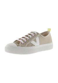 Sneaker a rete beige con suole e puntale in gomma bianche, dotate di lacci rosa e un tassello giallo sul tallone. Include un dettaglio del logo 'V' bianco.