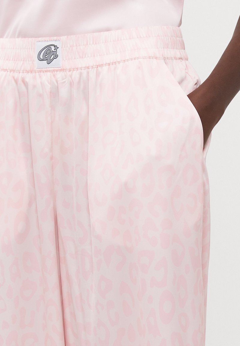 Pantaloni della tuta rosa con stampa leopardo, dotati di una vita elastica e tasche laterali, realizzati in un tessuto liscio, con etichetta del logo sulla vita.
