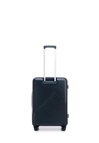 Zwarte harde koffer met diagonale ribbels, uitschuifbare zilveren handgreep, vier wielen en een getextureerd oppervlak voor grip.
