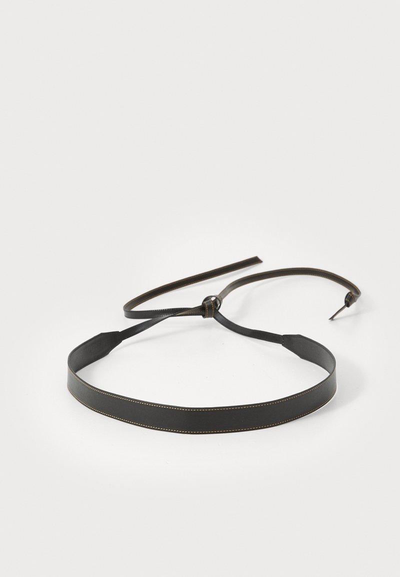 Μαύρη δερμάτινη ζώνη με κομψό σχέδιο, διαθέτει λεπτό λουρί και αντίθετη κίτρινη ραφή. Ρυθμιζόμενο κλείσιμο για καλύτερη εφαρμογή.